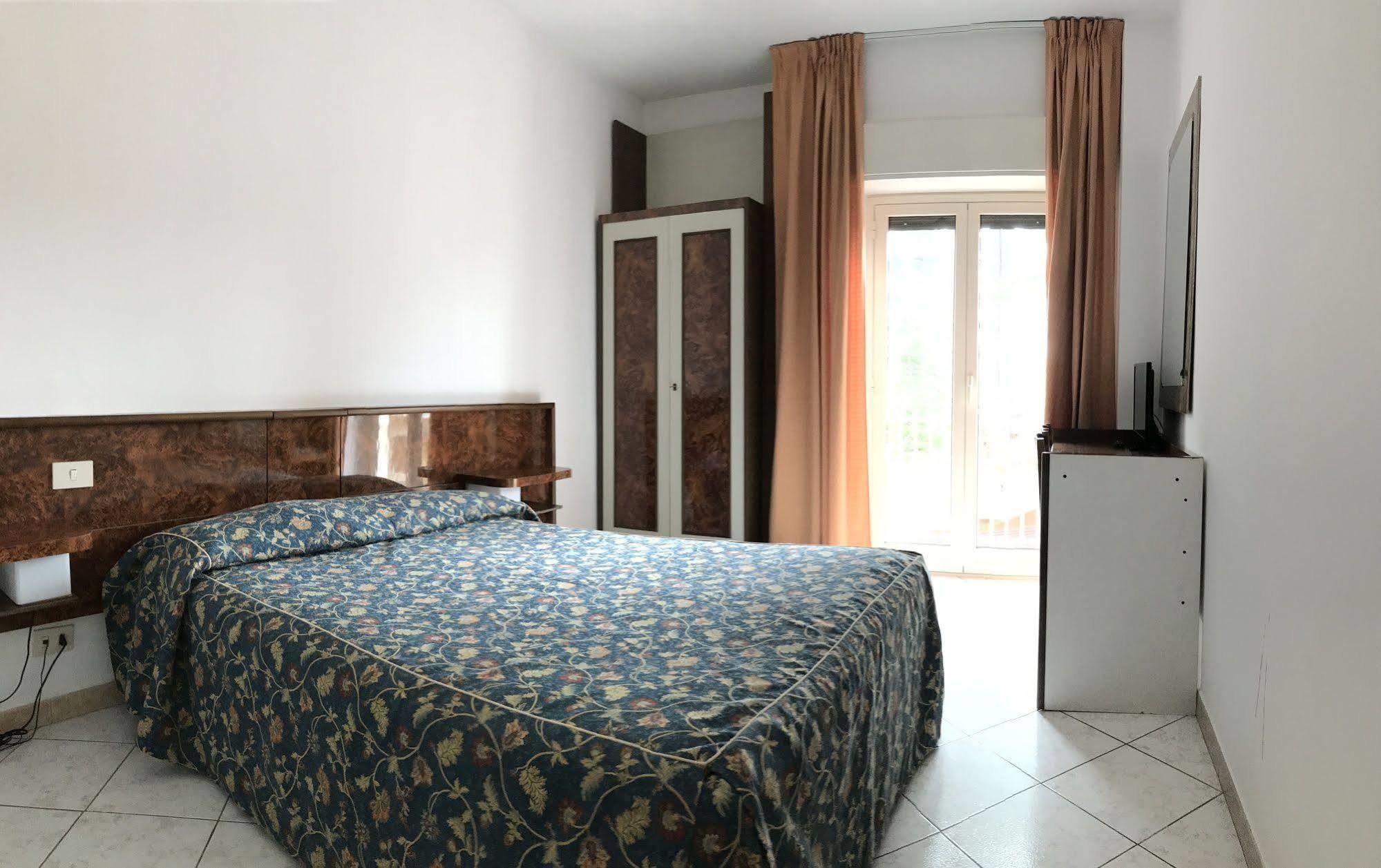 Hotel Tasso Камільятелло-Сілано Екстер'єр фото