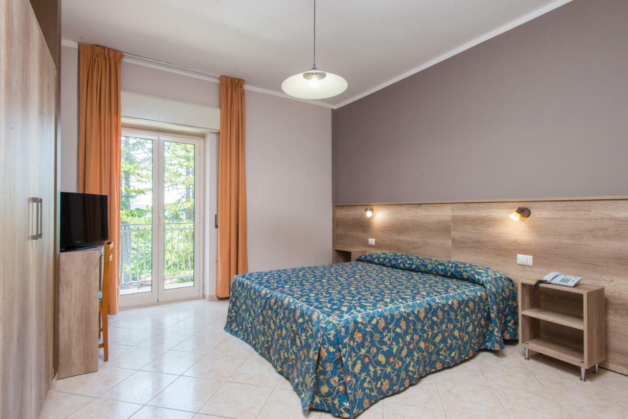 Hotel Tasso Камільятелло-Сілано Екстер'єр фото